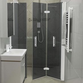 LUX DOOR GK-103C-CH02 белый матовый стекло графитовое правое открывание двери