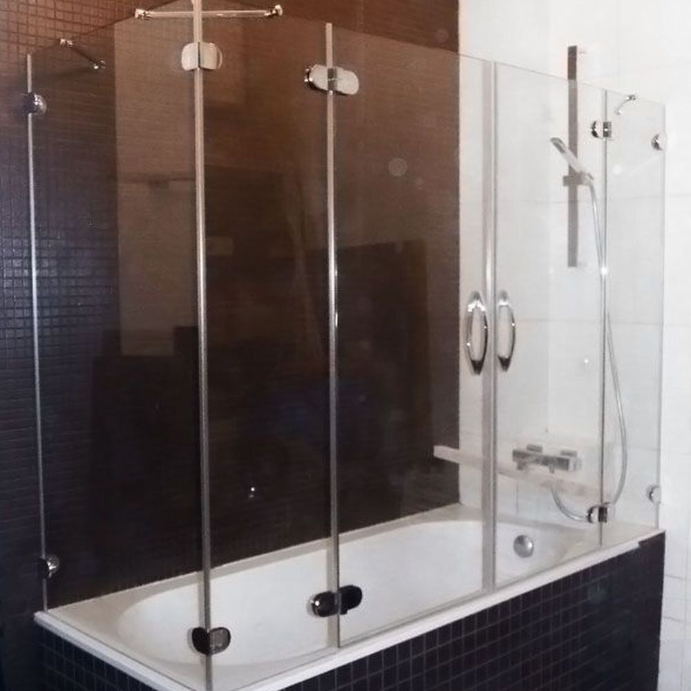 Стеклянная шторка угловая. Стеклянные шторы для угловой ванны. Стеклянные шторы для угловой ванной. Прямоугольная ванна со стеклянной шторкой. Стеклянная шторка для угловой ванной.